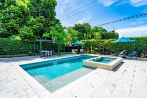 Spacious 5 Bedroom Heated Pool and Hot Tub, 12 minutes to the Beach